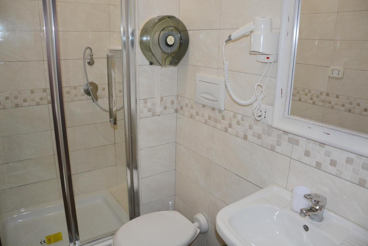 Roma Carina Hotel Eksteriør billede